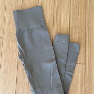 Set active sculptflex leggings. Very flattering and comfortable. Worn 1 x.
